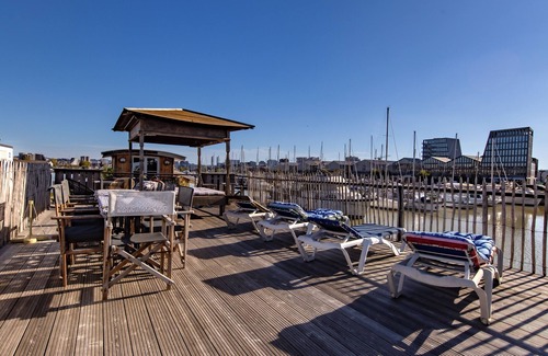 Bassins a Flot Apartment | Apartment 'Le Carre Du Marinier' with Lake View, Shared Terrace and Wi-Fi