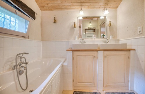 Lacropte Bed & Breakfast | Apartment 'Le Clos Napoleon Bed Et Breakfast' with Shared Terrace, Shared Garden and Wi-Fi