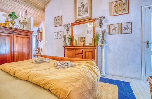 Lacropte Bed & Breakfast | Apartment 'Le Clos Napoleon Bed Et Breakfast' with Shared Terrace, Shared Garden and Wi-Fi
