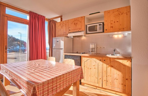 Chamrousse Apartment | Apartment 'Les Flocons' with Mountain View
