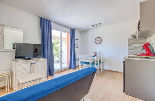 Le Verdon-sur-Mer Apartment | Apartment 'Les Vertmarines' with Shared Pool, Private Terrace and Wi-Fi