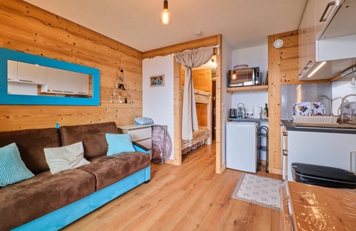 Eclose-Ouest Apartment | Apartment 'Les Ours Bleus' with Mountain View and Balcony