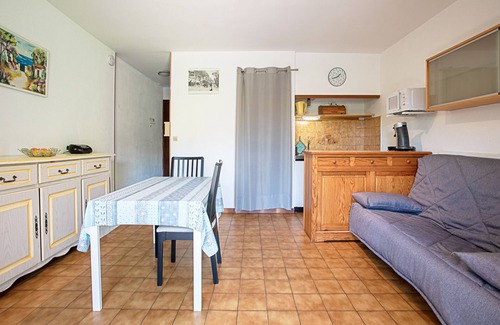 Carqueiranne Apartment | Apartment 'Les Tulipes' with Private Terrace, Shared Garden and Wi-Fi