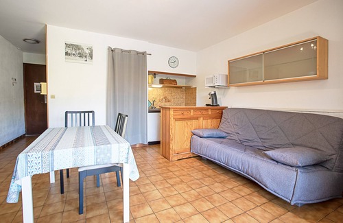 Carqueiranne Apartment | Apartment 'Les Tulipes' with Private Terrace, Shared Garden and Wi-Fi