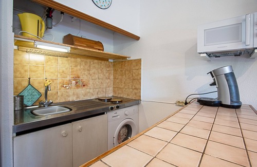 Carqueiranne Apartment | Apartment 'Les Tulipes' with Private Terrace, Shared Garden and Wi-Fi