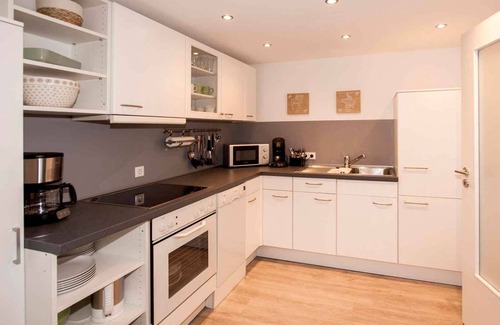 Holthausen Apartment | Apartment 'Lieblingsplatz' with Private Terrace, Shared Garden and Wi-Fi