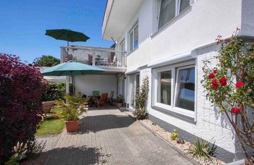 Holthausen Apartment | Apartment 'Lieblingsplatz' with Private Terrace, Shared Garden and Wi-Fi