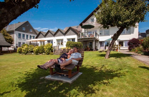 Holthausen Apartment | Apartment 'Lieblingsplatz' with Private Terrace, Shared Garden and Wi-Fi