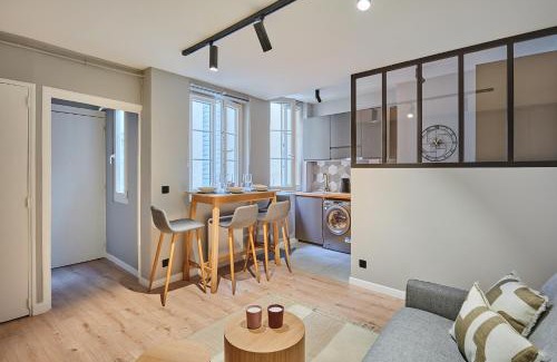 Faubourg-du-Roule Apartment | Apartment Louvre Museum by Studio prestige