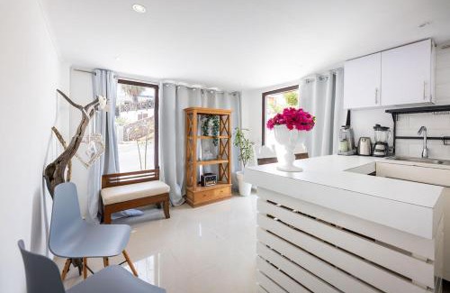 Jan Thiel Apartment | Apartment Lovely Rose with garden Jacuzzi