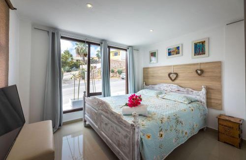 Jan Thiel Apartment | Apartment Lovely Rose with garden Jacuzzi