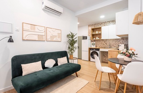 Torrefiel Apartment | Apartment 'Lugre 4' with Balcony, Wi-Fi and Air Conditioning