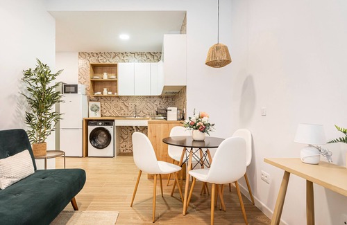 Torrefiel Apartment | Apartment 'Lugre 4' with Balcony, Wi-Fi and Air Conditioning