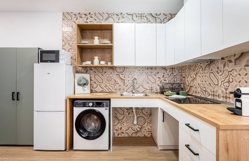 Torrefiel Apartment | Apartment 'Lugre 4' with Balcony, Wi-Fi and Air Conditioning