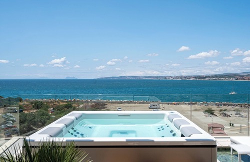 Estepona Apartment | Apartment 'Luxury Front Line Beach' with Sea View, Wi-Fi and Air Conditioning
