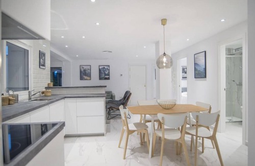 Fuengirola City Centre Apartment | Apartment "Luxury Fuengirola" close to the Sea with Balcony & Wi-Fi