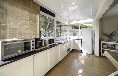 Castelldefels Apartment | Apartment 'Luz y Color' with Private Terrace, Wi-Fi and Air Conditioning