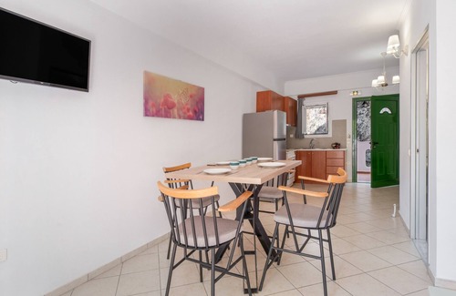 Anthousa Apartment | Apartment 'Maisonette' with Shared Terrace, Wi-Fi and Air Conditioning