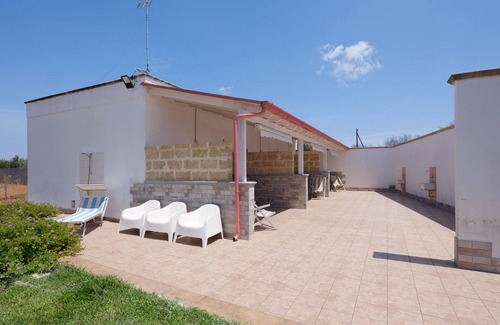 Borgagne Apartment | Apartment 'Mamba House 2' with Private Terrace, Shared Garden and Air Conditioning