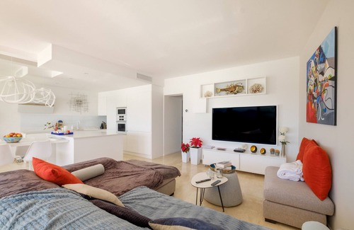 Villeneuve Loubet Beach Apartment | Apartment 'Marina Baie Des Anges' with Sea View, Wi-Fi and Air Conditioning