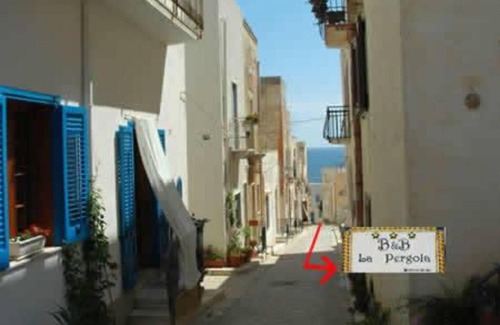 Marettimo Apartment | Apartment 'Marettimo Con Vista Giardino' with Private Garden, Wi-Fi and Air Conditioning