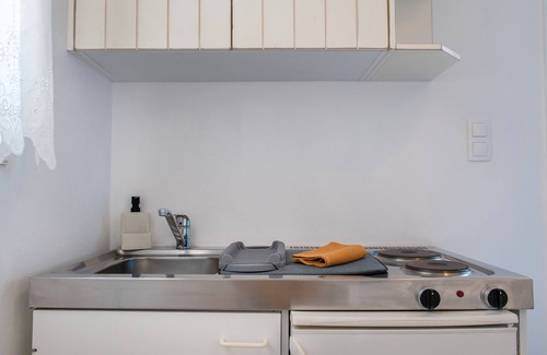Mikri Vigla Apartment | Apartment 'Maroulis Studios - Studio 2' with Private Garden, Wi-Fi and Air Conditioning