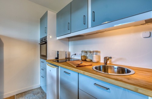 Clapiers Apartment | Apartment 'Mas Chloro-Phil' with Shared Terrace, Wi-Fi and Air Conditioning
