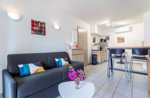 Cerbere Apartment | Apartment 'Meu Delit' with Shared Pool, Private Terrace and Private Garden
