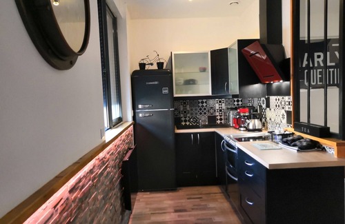 Saint-Quentin Apartment | Apartment-Modern-Ensuite with Shower-Meublé de Tourisme
