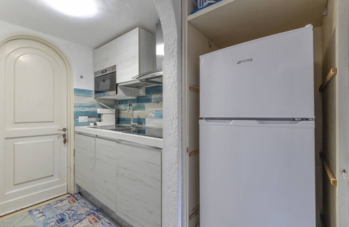 Mola Apartment | Apartment 'Mono4Posti Vista Mare Il Portolano' with Sea View, Wi-Fi and Air Conditioning