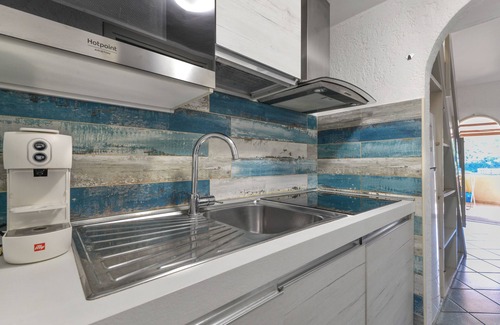 Mola Apartment | Apartment 'Mono4Posti Vista Mare Il Portolano' with Sea View, Wi-Fi and Air Conditioning