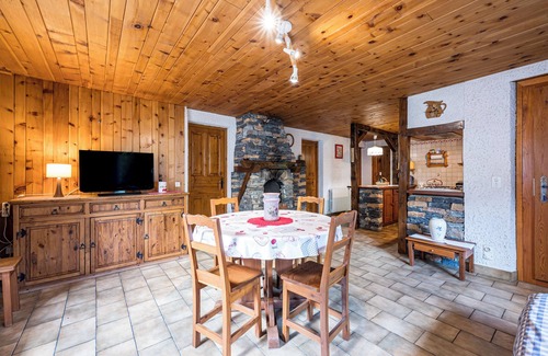 Bramans Apartment | Apartment 'Montagnard Savoyard' with Mountain View, Private Terrace and Wi-Fi