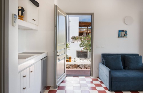 Milos Apartment | Apartment 'Moon Kiss' with Sea View, Wi-Fi and Air Conditioning