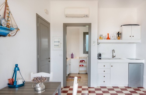 Milos Apartment | Apartment 'Moon Kiss' with Sea View, Wi-Fi and Air Conditioning