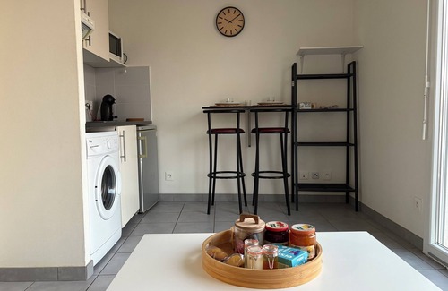 Maladiere Apartment | Apartment near Republic and Flag