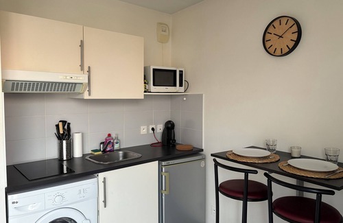 Maladiere Apartment | Apartment near Republic and Flag