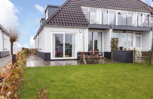 Offingawier Apartment | Apartment near Sneekermeer with Marina Access, cleaning included