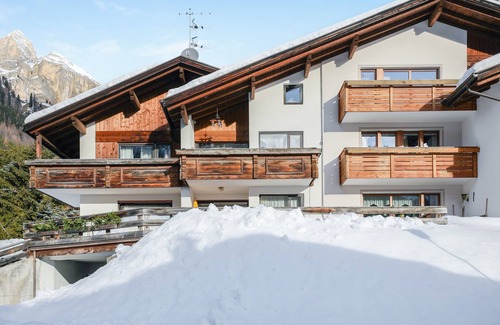 Colfosco Apartment | Apartment near the ski slopes with Wi-Fi, garden and terrace
