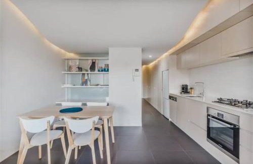City West Apartment | Apartment nestled between Lake Burley Griffin, city and ANU
