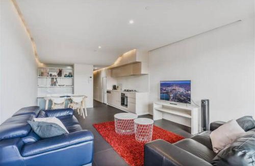 City West Apartment | Apartment nestled between Lake Burley Griffin, city and ANU