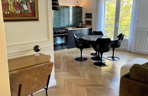 Les Halles - Valliere Apartment | Apartment nestled in the trees