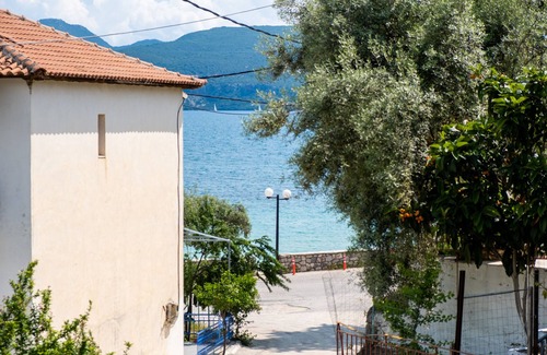 Nikiana Apartment | Apartment "Nikoleta 1" with Sea View, Terrace & Wi-Fi
