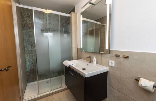 Uebersee Apartment | Apartment no. 1 with mountain view, 57m², large triple bedroom and new bathroom
