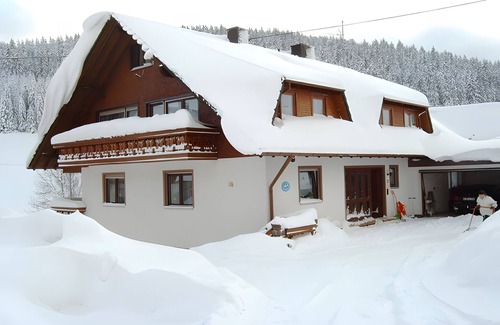 Urach Apartment | Apartment 'Nr 1 Dg' with Shared Garden, Balcony and Wi-Fi