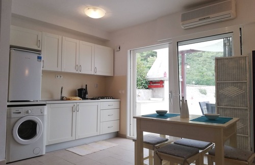 Komarna Apartment | Apartment Olly seafront large terrace with barbecue 4 sunbeds and garden
