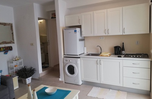 Komarna Apartment | Apartment Olly seafront large terrace with barbecue 4 sunbeds and garden