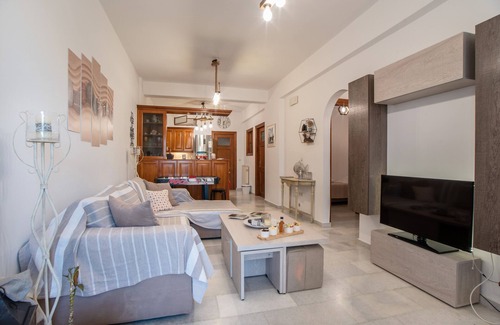 Aperathos Apartment | Apartment 'On the road house' with Mountain View, Balcony and Wi-Fi