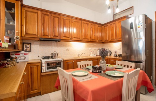 Aperathos Apartment | Apartment 'On the road house' with Mountain View, Balcony and Wi-Fi