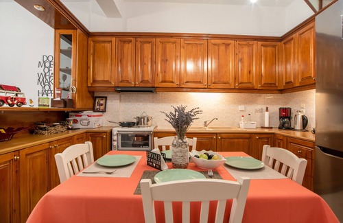 Aperathos Apartment | Apartment 'On the road house' with Mountain View, Balcony and Wi-Fi
