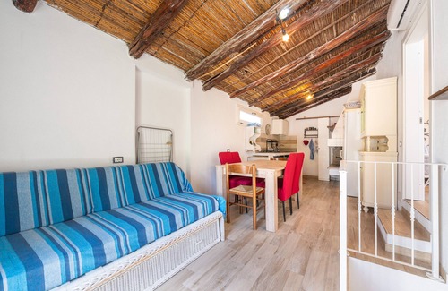 S'oru e Mari Apartment | Apartment 'Paguro' with Private Terrace, Wi-Fi and Air Conditioning